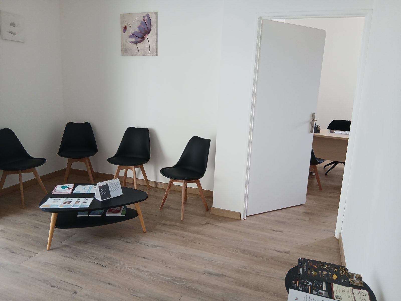 Salle d’attente du cabinet La Minute Cortex à Loches