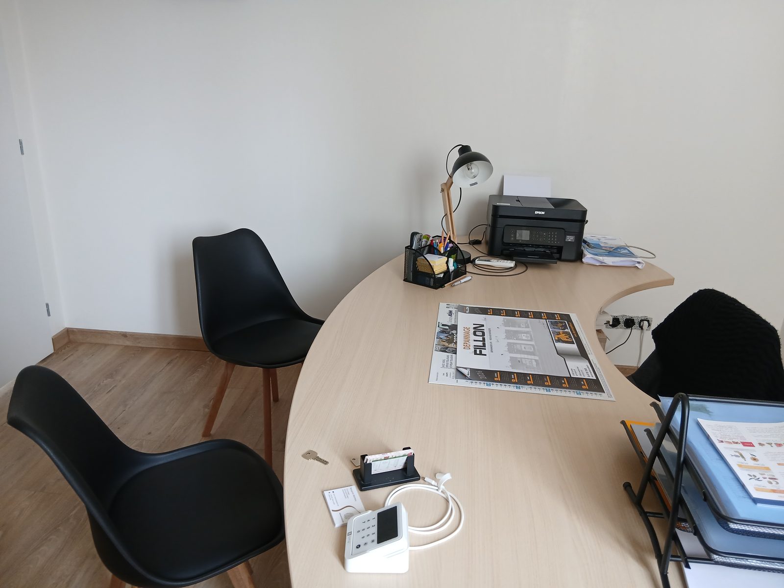 Bureau de consultation — vue vers les fauteuils patients